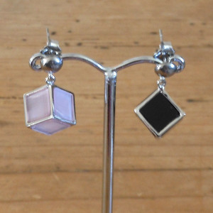 Boucles d'oreilles cubiques,  rose  ou noire,