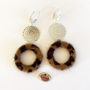 Bocles d'oreilles cercle poil fauve et filigrane métal argenté