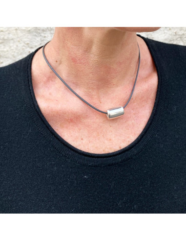 Collier ras de cou cuir avec passant tubulaire