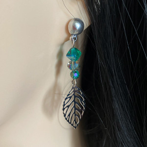 Boucles-oreilles-feuilles-ciselées-perles-verre-Aramance 2
