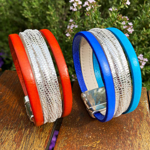 Bracelet en cuir microlézard au centre et cuir couleur sur les cotés. Fermoir magnétique en plaqué argent
