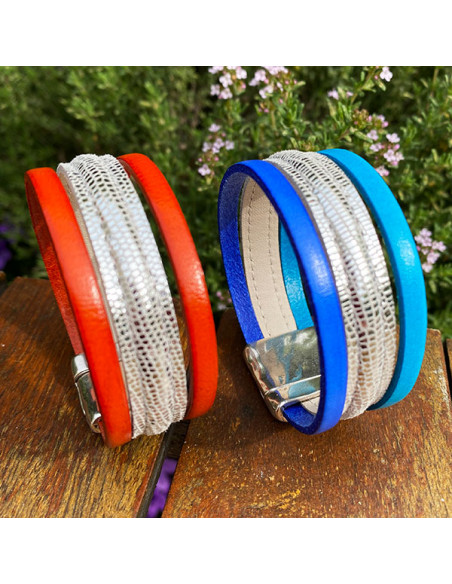 Bracelet en cuir microlézard au centre et cuir couleur sur les cotés. Fermoir magnétique en plaqué argent