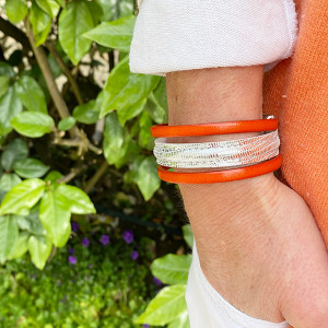 Bracelet en cuir microlézard au centre et cuir couleur sur les cotés. Fermoir magnétique en plaqué argent 2