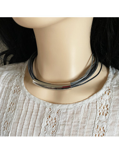 Collier ras de cou multirang de cuir gris avec grande perle tubulaire en métal argenté et fermoir mousqueton
