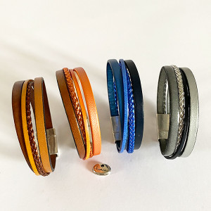 Bracelet 4 liens de cuir, uni,métallisé et tressé donc une est superposée aux autres. Le tout sur fermoir aimanté 2