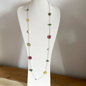Collier sautoir perles de résine de couleur imitant la pierre sur chaine laiton dorée à l'or blanc ou à l'or jaune 2