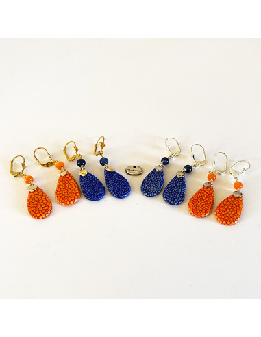 Boucles d'oreilles gouttes en galuchat bleu ou orange surmontée d'une perle oeil de chat. Version argenté ou dorée