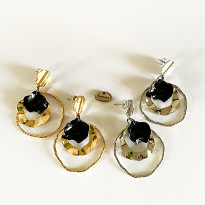 Boucles d'oreilles pendants ondulés argentés ou dorés