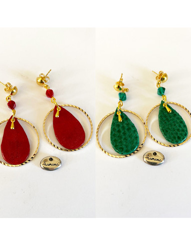 Boucles d'oreilles gouttes de cuir rouges ou vertes avec cercle doré texturé surmonté d'une petite perle de couleur