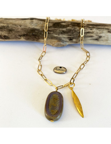 Collier ras de cou pierre tcheque bleu ou violette avec plume sur chaine maillon doré