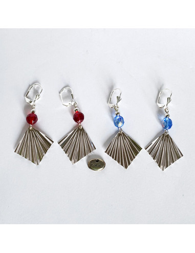 Boucles d'oreilles pendant métal argenté ondulé avec perle de verre de couleur bleue ou rouge
