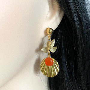 Bouicles d'oreilles rond ondulé doré avec un cabochon cornaline surmonté d'une feuille dorée 2