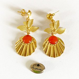Bouicles d'oreilles rond ondulé doré avec un cabochon cornaline surmonté d'une feuille dorée