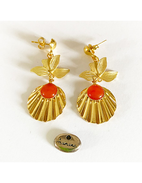 Bouicles d'oreilles rond ondulé doré avec un cabochon cornaline surmonté d'une feuille dorée Bouicles d'oreilles rond ondulé doré avec un cabochon cornaline surmonté d'une feuille dorée