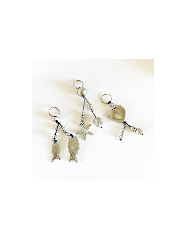 Porte clés avec des pendants en forme de poisson, étoiles ou coeur et perles en aluminium recyclé. trèsz légers