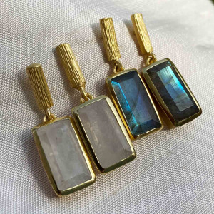 Boucles d'oreilles composées d'une pierre rectangulaire, labradorite ou pierre de lune. Pour oreilles percées