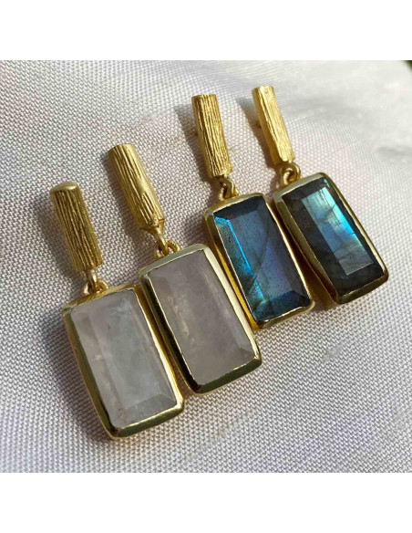 Boucles d'oreilles composées d'une pierre rectangulaire, labradorite ou pierre de lune. Pour oreilles percées Boucles d'oreilles composées d'une pierre rectangulaire, labradorite ou pierre de lune. Pour oreilles percées