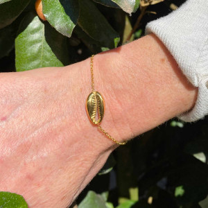 Bracelet cauri sur chaine acier inoxydable doré 2