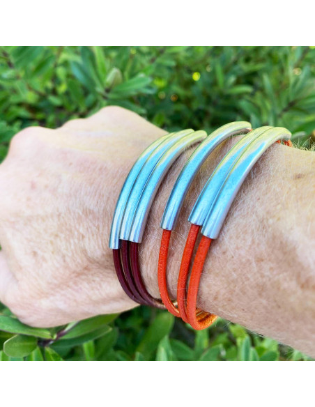 Bracelet multilien de cuir rond sur fermoir aimanté