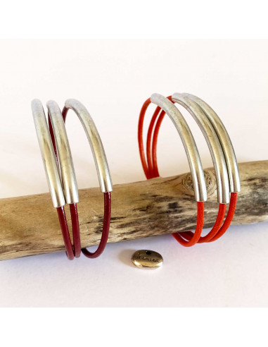 Bracelet composé de 3 liens de cuir rond avec des passants tubulaires en métal argenté et monté sur fermoir magnétique