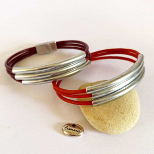 Bracelet composé de 3 liens de cuir rond avec des passants tubulaires en métal argenté et monté sur fermoir magnétique 2