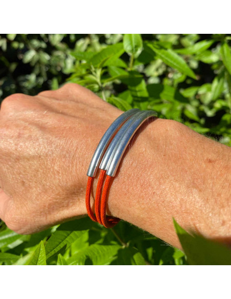 Bracelet multilien de cuir rond sur fermoir aimanté