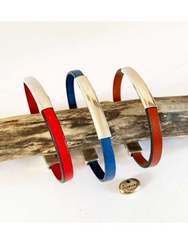 Bracelet composé d'une lanière de cuir plat de couleur avec un passant barrette plat et sur fermoir magnétique