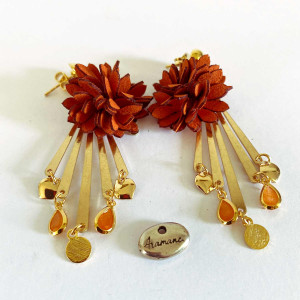 Boucles d'oreilles chandelier en laiton doré, fleur suédine et gouttes de verre et pampilles 2