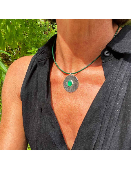 Collier pierre cabochon sur métal argenté et lien de cuir