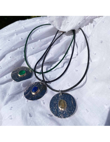 Collier pierre cabochon sur métal argenté et...
