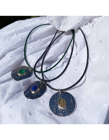 Collier pierre cabochon sur métal argenté et lien de cuir