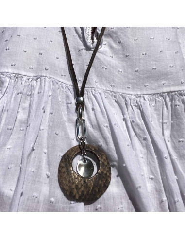 Collier sautoir pendentif cuir reptile et métal...