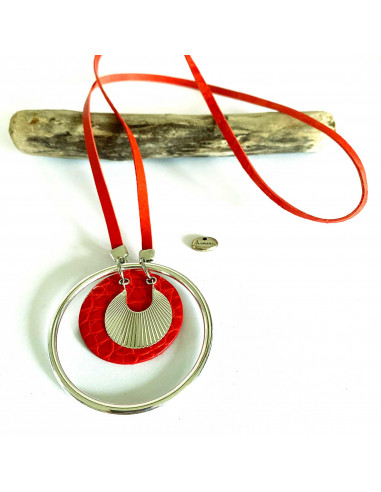 Collier long avec pendentif plaqué argent et cuir rouge