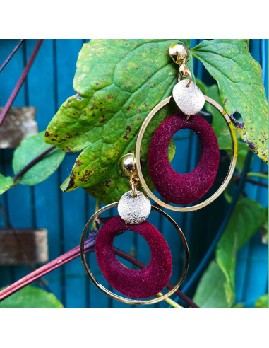 Boucles d'oreilles dorées et velours bordeaux