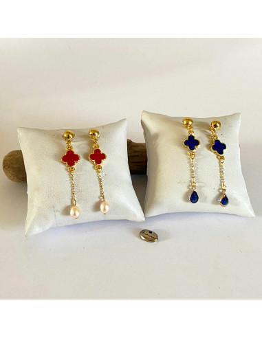 Boucles d'oreilles émaillées bleues ou rouges avec perle sur chaine dorée