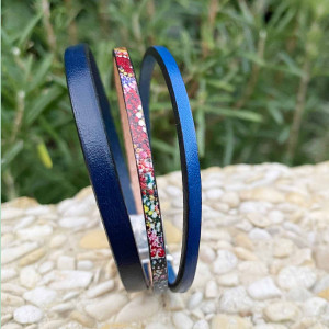 Bracelet composé de 3 lanières de cuir marine, bleu métal et motif fantaisie sur fermoir aimanté 2