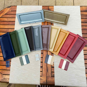 Plat rectangulaire en verre avec léger rebord. 9 déclinaisons de couleurs. Peints à la main
