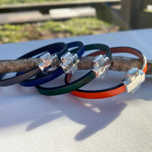 Bracelet croix martelée aimanté sur lien de cuir de couleur fin 2