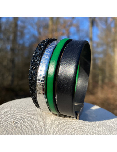 bracelet manchette cuir noir, argenté et vert sur fermoir aimanté