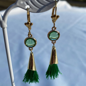 Boucles d'oreilles conique dorées avec pompon vert et perle de verre. Pour oreilles percées 2
