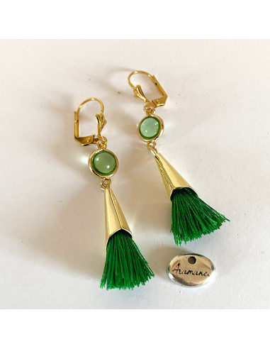 Boucles d'oreilles conique dorées avec pompon vert et perle de verre. Pour oreilles percées