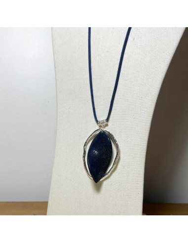 Collier pendentif Galuchat et plaqué argent