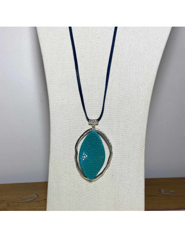 Collier pendentif Galuchat et plaqué argent