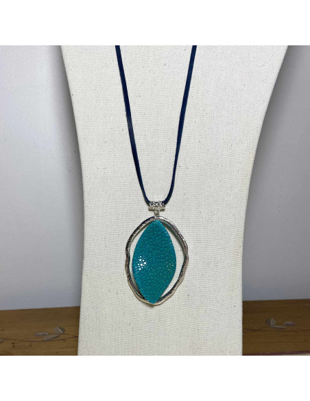 Collier pendentif Galuchat et plaqué argent