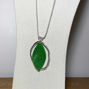 Pendentif chips de Galuchat dans ovale metal argente martelé et sur line de cuir de veau 2