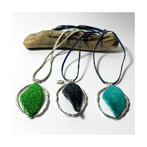 Pendentif chips de Galuchat dans ovale metal argente martelé et sur line de cuir de veau