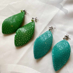 Bloucles d'oreilles larme ondulée en Galuchat pour montées sur clou d'oreille argenté. Clip possible 2