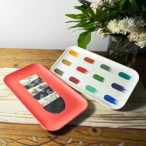 Petits plateaux rectangulaires en résine avec motifs