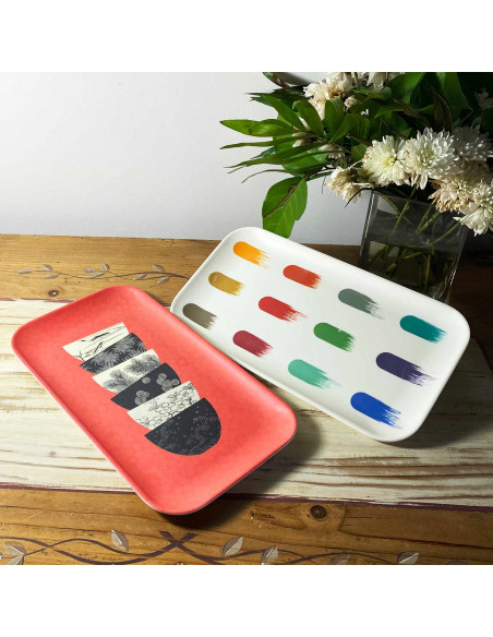 Petits plateaux rectangulaires en résine avec motifs