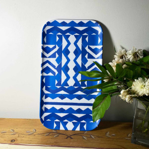 Plateau rectangulaire en résine et aux tons bleus et blancs 2